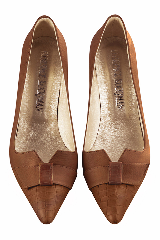 Caramel brown women's dress pumps, with a knot on the front. Tapered toe. Medium block heels. Top view - Florence KOOIJMAN